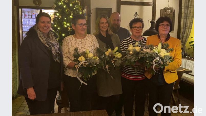 Unser Bild zeigt (von links) Geschäftsführerin Katrin Paschedag, Angela Schatz und Anja Schusser, beide sind seit 20 Jahren im Unternehmen, sowie Geschäftsführer Holger Paschedag mit den künftigen Rentnerinnen Rita Rüth und Christa Fürnrohr. Bild: jr