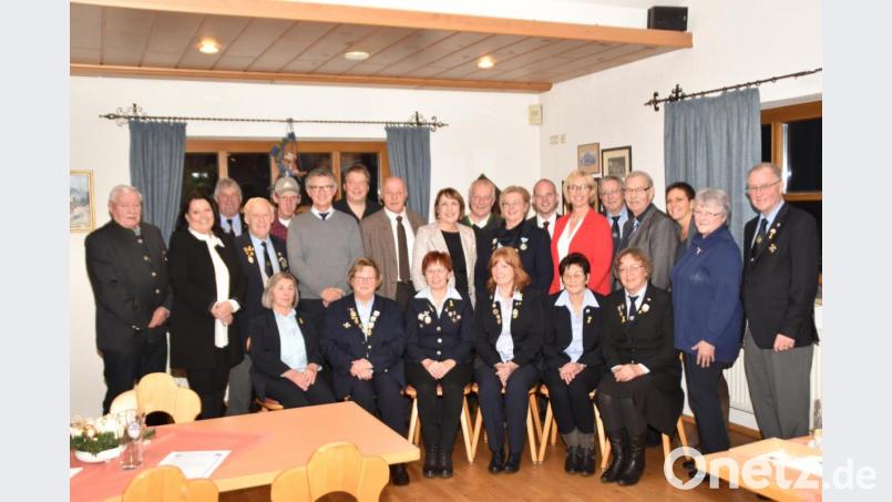 Die aktuell 260 Mitglieder zählende &quot;7er- Kameradschaft&quot; hat einen neuen Vorstand gewählt. Auch die Frauen sind in der Führung stark vertreten (sitzend, von links): Maria Hofmann, Marianne Richter, Margareta Czichon, Franziska Ertl, Ingrid Griebenow und Larissa Möller. Bild: hcz