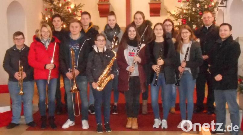 Pfarrer Markus Bruckner (Zweiter von rechts) bedankte sich bei den jungen Kemnather Musikern um Leiter Rene Bauer (rechts) für die musikalische Gestaltung des Gottesdienstes. Bild: mez