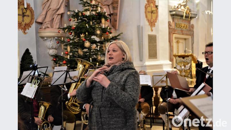 Einen Solopart hatte die Dirigentin des Ehenfelder Männerchors, Saskia Krügelstein, bei dem Lied „Wenn ich ein Glöcklein wär“. Bild: fdl