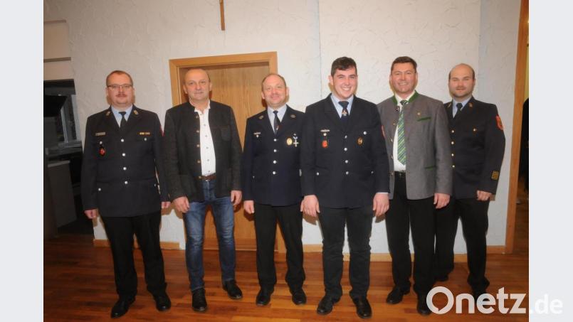 Johannes Siller (Dritter von rechts) ist neuer Kommandant der Feuerwehr Burkhardsrieth. Sein Stellvertreter ist Wolfgang Landgraf (Dritter von links). Zur Wahl gratulierten Kreisbrandmeister Matthias Schmidt, Stadtrat Josef Windirsch (von links), Kreisbrandrat Marco Saller und Bürgermeister Rainer Rewitzer (von rechts). Bild: bey