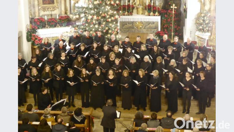 Ein stimmgewaltiges Ensemble: der Weidener Kammerchor in St. Felix. Bild: Schönberger, Ferdinand [fsb]
