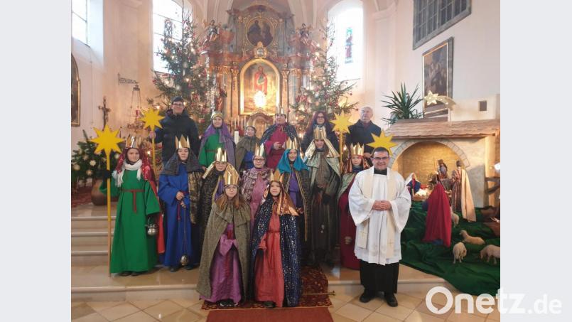 Die Sternsinger in Hohenthan mit Pfarrer Konrad Amschl und Mesner Alois Franz. Bild: Maria Wagner/exb