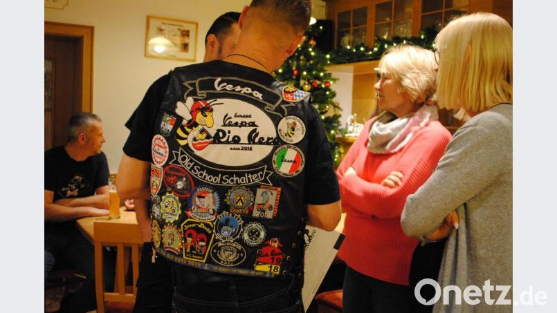 Auf der Jacke von &quot;Il Capitano&quot; Michael Thumfart prangen viele Sticker von befreundeten Vespaclubs Bild: gag
