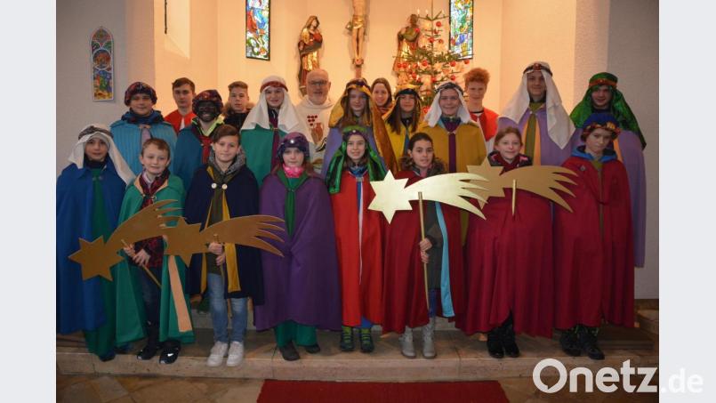 Stadtpfarrer Anton Witt (Mitte) segnete die Sternsinger, ehe er sie zu den Familien aussandte. Insgesamt 20 Kinder und Jugendliche stellten sich in der Expositur dieser ehrenvollen Aufgabe. Bild: jr