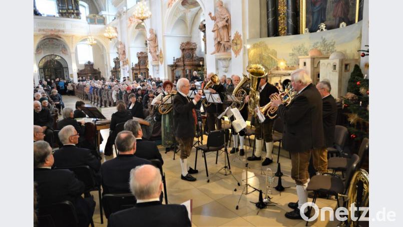 Das traditionelle Dreikönigssingen auf dem Mariahilfberg eröffneten die Musiker der Trachtenkapelle Ehenbachtaler aus Schnaittenbach. Bild: fdl