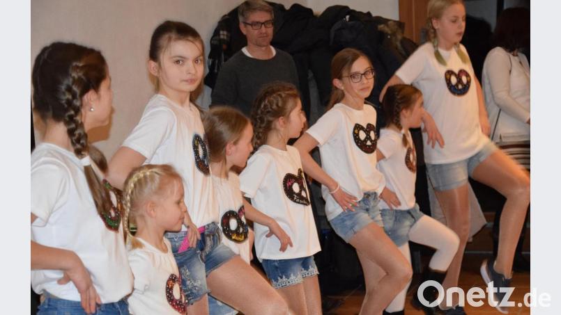 Seit einigen Jahren hat sich in Hohenburg wieder der Fasching mehr und mehr etabliert. Die Kindergarde war zu einem ihrer ersten Auftritte beim Neujahrsempfang mit ihrem Gardetanz dabei. Bild: bö