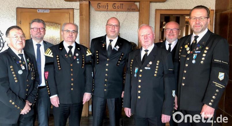 Nach den Nachwahlen präsentiert sich der Bergknappenvereins mit (von links) Zweitem Vorsitzenden Georg Rubenbauer, Bürgermeister Michael Göth, Revisor Siegfried Meier, Fahnenträger Ingo Renner, Beisitzer Josef Rieder, Schriftführer Hans-Jürgen Reitzenstein und Erstem Vorsitzenden Armin Kraus. Bild: exb