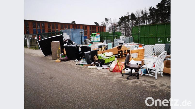 Obwohl der Recyclinghof Schwandorf geschlossen hatte, entsorgten dort Unbekannte ihr Gerümpel. Bild: td