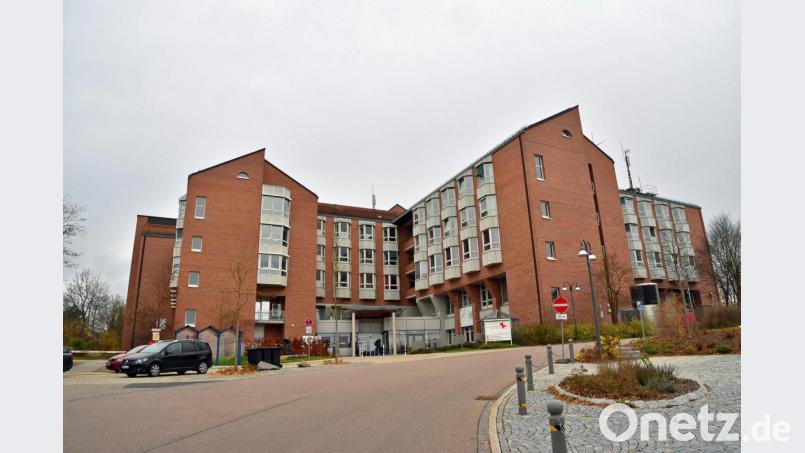Das St.-Anna-Krankenhaus in Sulzbach-Rosenberg (Bild) ist mit der St.-Johannes-Klinik in Auerbach nach Ansicht von Landrat Richard Reisinger und Klinikvorstand Klaus Emmerich beim Personalstand auf einem erfreulichen Weg. Bild: Andreas Royer