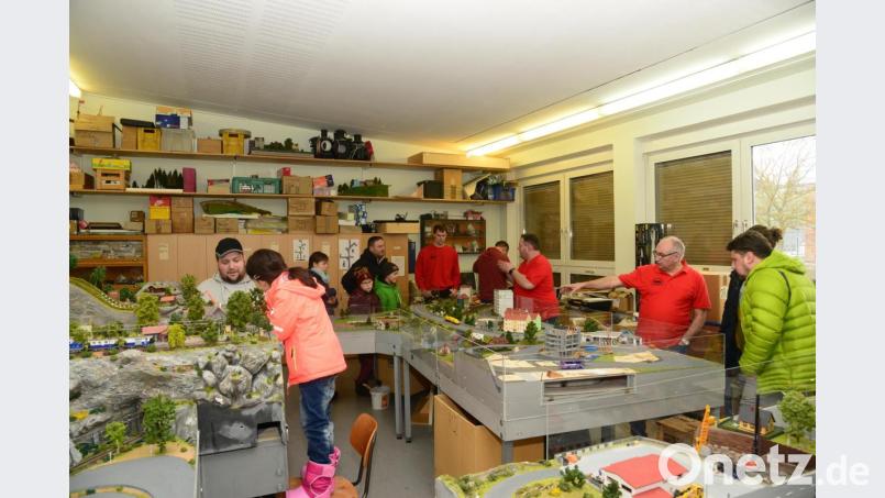 Beim Tag der offenen Tür im Vereinsheim geben die Mitglieder den Besuchern Einblicke in die Technik der Anlagen und auf die Akribie bei der Lackierung von Lastkraftwagen, die bis ins Detail ihrem Original entsprechen. Bild: bey