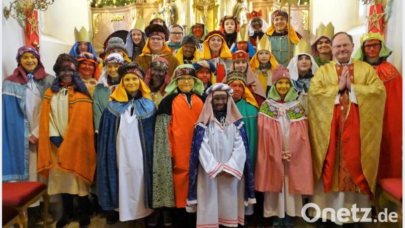 Vor der Aussendung segnete Pfarrer Heribert Stretz (vorne rechts) die Sternsinger. Bild: hl