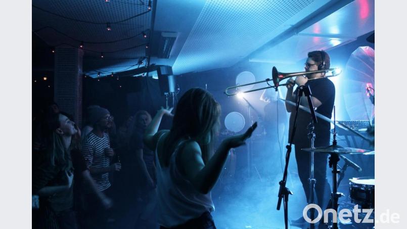 Techno-Highlight in der Sünde: Mit seiner Band &quot;Slatec&quot; zaubert Roman Sladek an der Posaune eine düstere Stimmung, die zum Tanzen einlädt. Bild: men