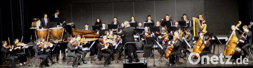 Einen musikalischen Höhepunkt im kulturellen Leben der Stadt bot das „Saigon Philharmonic Orchestra“ in Kooperation mit den Smetana-Philharmonikern Prag mit seinem Dirigenten Hans Richter beim Neujahrskonzert in der Schwarzachtalhalle. Bild: weu