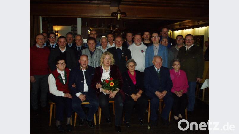 Mit der Familie und vielen Freunden feierte Engelbert Träger in seinem Heimatort Altglashütte in seinen 60. Geburtstag hinein, den er am Dreikönigstag beging. Im Bild (vorne, von links) Schwiegermutter Rita Trenner, Engelbert Träger mit Ehefrau Andrea, die Eltern Elsa und Ludwig Träger und Taufpatin Maria Blinzler sowie (hinten) Stadtpfarrer Konrad Amschl (Vierter von links), Bürgermeister Alfred Stier (rechts) und die beiden Söhne Michael (Fünfter von rechts) und Christian (Sechster von rechts). Bild: rdh