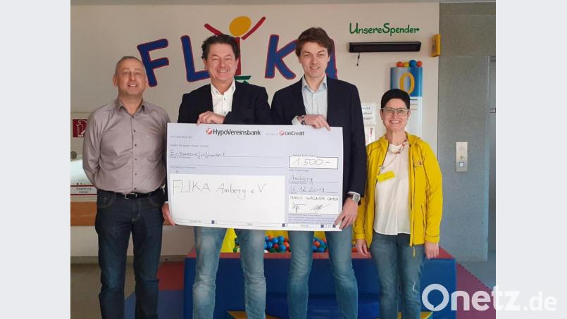 Große Freunde herrscht bei der Spendenübergabe (von links): Flika-Kassier Oskar Schmidt, Markus und Sebastian Wagner von der Hans Wagner GmbH sowie stellvertretende Flika-Vorsitzende Michaela Leitl. Bild: Klinikum/Fraunholz/exb