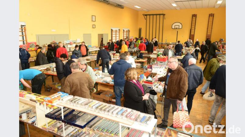 Groß war der Andrang der Anbieter bei der Modellbahnbörse. 17 Anbieter waren unter anderem aus Hof, Marktredwitz, Regensburg, Weiden und Fürth gekommen und füllten den Saal bis auf den letzten Platz. Bild: bey