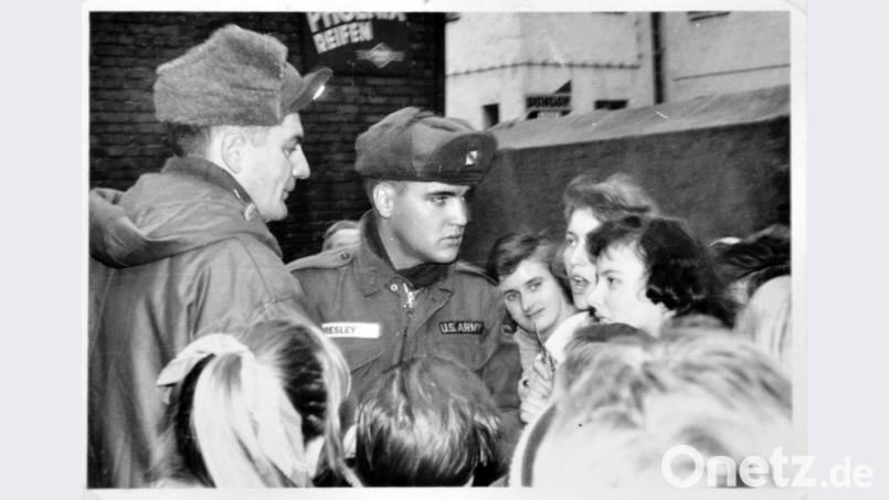 Vor über sechs Jahrzehnten im Weidener Autohaus Wies aufgenommen: Elvis Presley, als Soldat zum Manöver in Grafenwöhr, will eigentlich Fahrzeuge anschauen und wird von Fans in Beschlag genommen. Dass er, damals die bekannteste Person auf dem Erdball, in der Oberpfalz auftauchte, war eine schier unglaubliche Sensation. Bild: exb