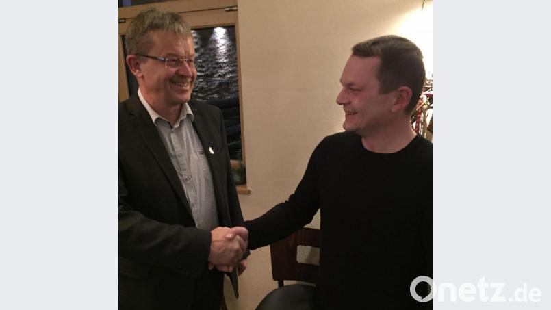 Alfred Wolf (links) gratuliert Rainer Schmidkonz zum neuen Amt als Vorsitzender des Festspielvereins „Wir im Bärnauer Land“. Bild: exb