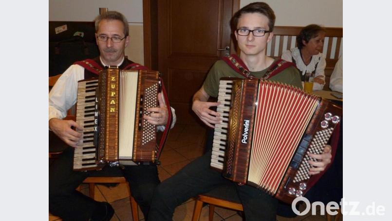 Harmonika-Duo Franz Niebler und Florian Kraus war mit einem „Landler in „C“ und dem „Weltenbummler“ zu hören. Bild: mag