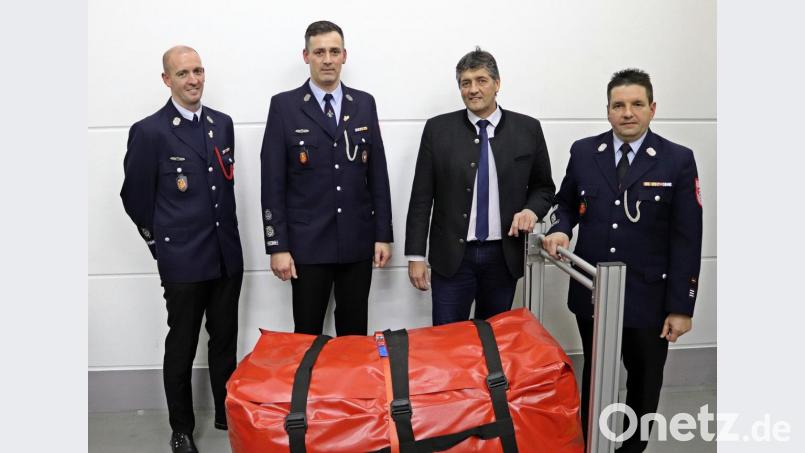 Über das neue Einsatzzelt der Feuerwehr Grafenwöhr freuen sich Marco Arnold (von links), Carsten Engelhardt, Bürgermeister Edgar Knobloch und Kommandant Alexander Richter. Bild: jma