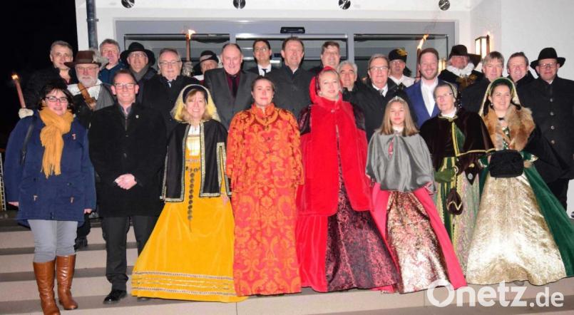 Seinen Auftakt nimmt der Neujahrsempfang auf der Treppe des neuen Rathauses. Hofdamen, Landsknechte und Fackelträger der Amberger Stadtwache künden dort von der 900-Jahr-Feier Illschwangs, die heuer bevorsteht. Bild: no