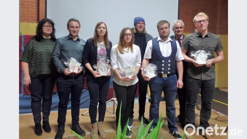 An Fünf junge Gemeindebürger wurde in Würdigung ihrer herausragenden Leistung und erfolgreichen Abschlüsse in der beruflichen Ausbildung sowie im Studium beim Neujahrsempfang das „Ebnather Segel“ als Ehrenzeichen der Kommune verliehen. Unser Bild zeigt (von links) Zweite Bürgermeisterin Heidi Philipp, Felix Köstler, Antonia Sticht, Katharina Philbert, Frank Küspert, Sascha Plannerer, Bürgermeister Manfred Kratzer und Johannes Vetter. Bild: br