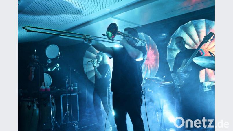 Techno-Highlight in der Sünde: Mit seiner Band &quot;Slatec&quot; zaubert Roman Sladek an der Posaune eine düstere Stimmung, die zum Tanzen einlädt. Bild: men