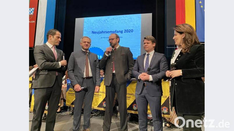 In zehn Wochen sind Kommunalwahlen: &quot;Das nächste Jahrzehnt wird unser Jahrzehnt&quot;, sagt Roland Grillmeier (Zweiter von links), Landratskandidat der CSU für den Landkreis Tirschenreuth, dazu. Rechts daneben wirbt Andreas Meier für sich als Landrat von Neustadt/WN sowie Benjamin Zeitler, der Oberbürgermeister in Weiden werden will. Als Wahlkampfhelfer fungieren Gastgeber Albert Rupprecht (links) und Ministerin Michaela Kaniber. Bild: Karin Wilck