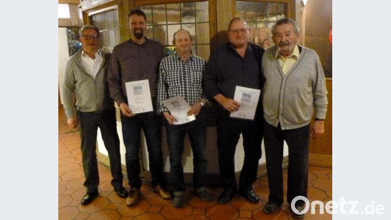 Firmenchef Albert Haimerl (links) ehrte zusammen mit Seniorchef Albert Haimerl senior (rechts) die langjährigen Mitarbeitern (von links, mit Urkunde) Rainer Reitinger, Peter Husly und Josef Zach. Bild: lts