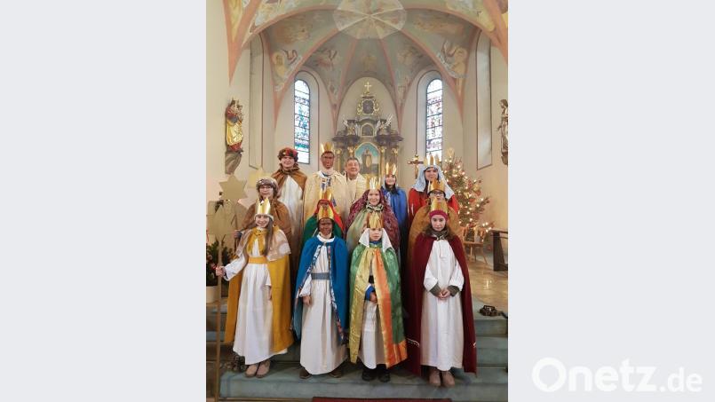Pfarrer Adam Nieciecki sendet die Sternsinger aus. Bild: exb/Isabella Bodensteiner