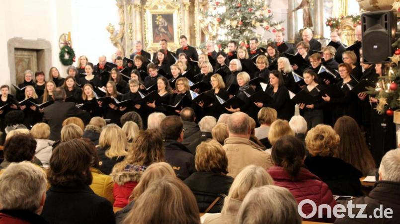Ein stimmgewaltiges Ensemble: der Weidener Kammerchor in St. Felix. Bild: Schönberger, Ferdinand [fsb]