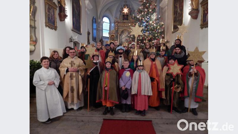 Die Sternsinger in Bärnau mit ihren Begleitern und Pfarrer Konrad Amschl und Pastoralreferentin Maria Wagner. Bild: Maria Wagner/exb