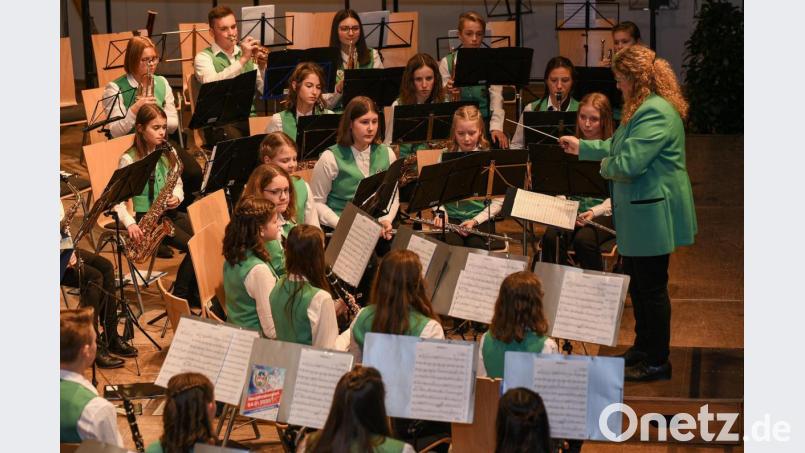 Der Nachwuchs überrascht mit hohem Niveau. Unter der Leitung von Dirigentin Karin Raab waren große Talente unter den Jungmusikern auszumachen. Bild: bph