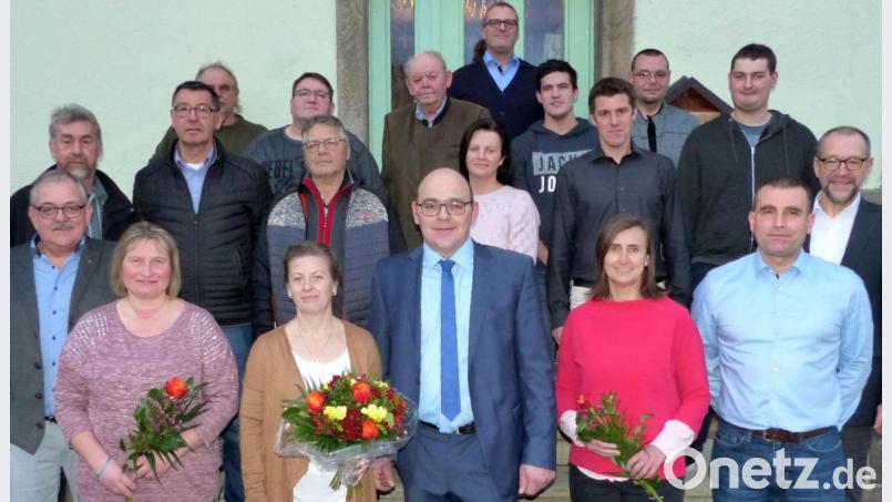 Gerhard Löckler (links), der Vorsitzende der Unparteiischen Wählergruppe, führt die Liste der Bewerber für die Gemeinderatswahl an. Zum sehr guten Ergebnis bei der Nominierung gratuliert Kreisrat Karl Lorenz (rechts). Bild: exb