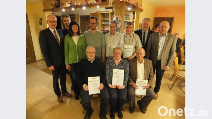 Den geehrten Mitgliedern gratulierten Bürgermeister Bernhard Lindner, JU-Vorsitzender Julian Schall, FU-Vorsitzende Evi Höllerer und 2. CSU-Vorsitzender Florian Rauch (hinten, von links) sowie CSU-Ortsvorsitzender Georg Götz und Landrat Richard Reisinger (von rechts). Bild: ibj