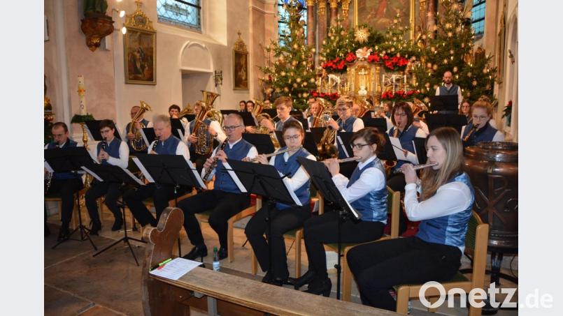 Die 35 Musiker boten ein anspruchsvolles Konzert mit festlicher Musik. Die Zuhörer quittierten die Darbietungen mit viel Beifall. Bild: jr