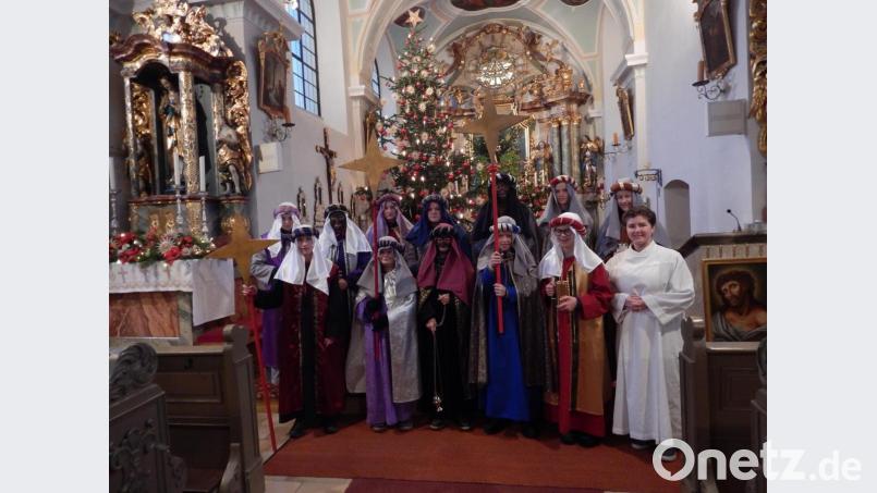 Die Sternsinger in Schwarzenbach mit Pastoralreferentin Maria Wagner. Bild: Maria Wagner/exb