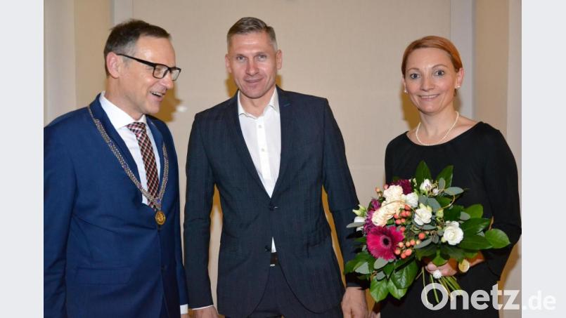 Bürgermeister Bernd Sommer zusammen mit dem ausgeschiedenen Stadtrat Rudolf Böhm und Ehefrau Christine, die einen Blumenstrauß erhielt. Bild: pz