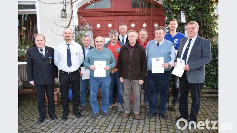 Mit Ehrungen werden besondere Verdienste und langjährige Treue honoriert (von links): Kreisvorsitzender Horst Embacher, Vorsitzender Stefan Vogl, Hermann Pirner, Alois Vogl, Georg Herbst, Reinhold Koch, Hermann Hering, Wolfgang Pscherer, Erwin Graf, Jürgen Hagerer und Bürgermeister Hans Koch. Bild: wku