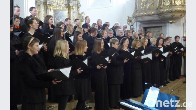Ein stimmgewaltiges Ensemble: der Weidener Kammerchor in St. Felix. Bild: Schönberger, Ferdinand [fsb]