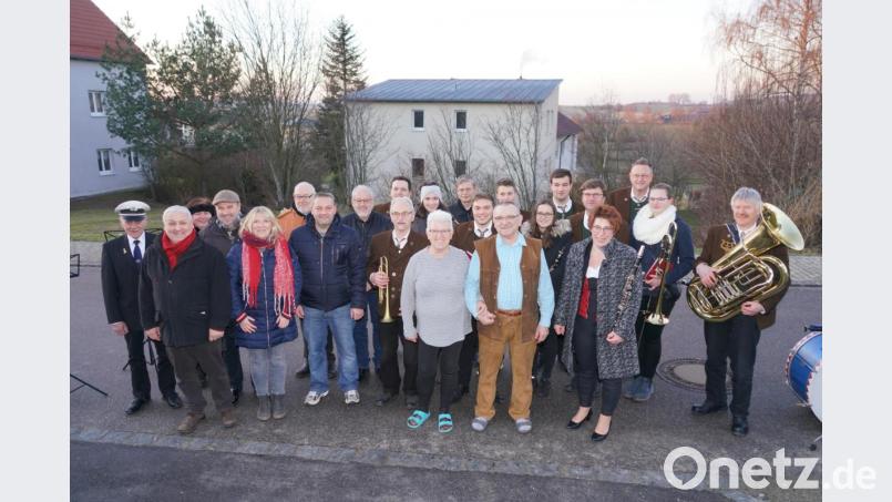 Rainer Sollfrank (vorne, Dritter von rechts) freut sich über die vielen Glückwünsche zum Geburtstag. Bild: fvo