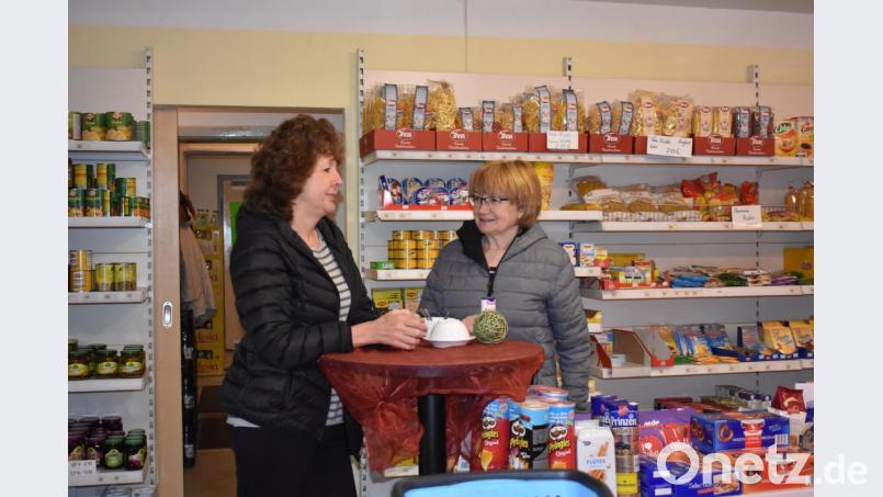 Am Kaffeetisch im Wildenreuther &quot;Boder-Ladl&quot; kommen Menschen zusammen und sprechen miteinander. Seit 2007 sichert Christine Götz (links) die Nahversorgung am Ort. Bild: lue