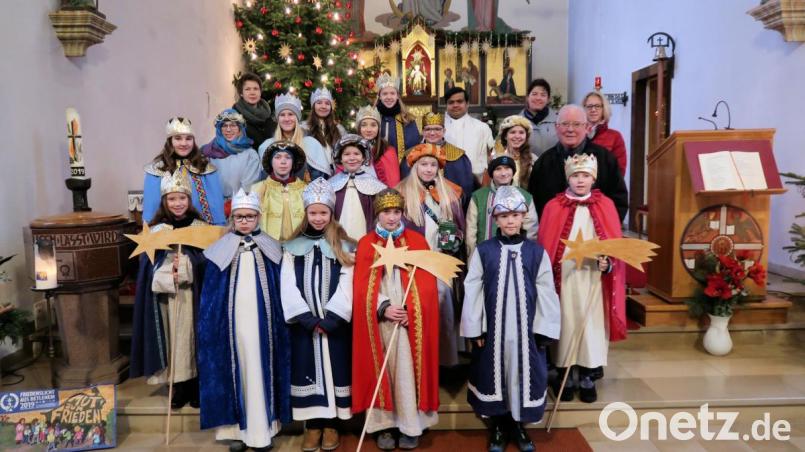 Die Seelsorger Pater Martin (hinten, Dritter von rechts) und Siegfried Wölfel (mittlere Reihe, rechts) schickten am Wochenende nach einer Andacht die Sternsinger auf Tour durch die Straßen von Friedenfels. Die Geistlichen würdigten bei der Aktion die breite Unterstützung durch die Eltern sowie die Organisatoren Christine Klöble (hinten links), Alexandra Kaßeckert und Andrea Schraml (hinten von rechts). Bild: bsc