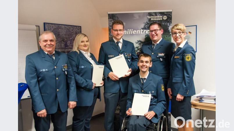 Thomas Schiller (Dritter von links) wird zum stellvertretenden Ortsbeauftragten für Weiden berufen und für sein 25-jähriges ehrenamtliches Engagement geehrt. Weiterhin erhalten Anja Grötsch (Zweite von links) und Jakob Dellinger (sitzend) Urkunden für 10 Jahre Mitgliedschaft. Bild: exb