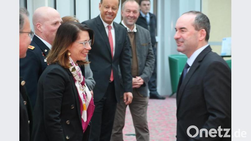 FW-Chef Hubert Aiwanger (rechts) begrüßt Meghan Gregonis, US-Generalkonsulin in München, und Standortkommandant Oberst Joseph E. Hilbert links dahinter. Bild: jrh