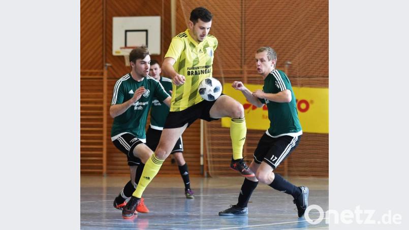 Die SpVgg Windischeschenbach (gelbe Trikots) behauptete sich in der Zwischenrunden-Gruppe unter anderem gegen den TSV Reuth und fährt nun zur Endrunde der Futsal-Kreismeisterschaft. Bild: btg