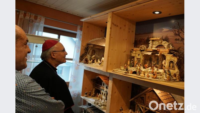 Bischof Rudolf bestaunt die unterschiedlichen Krippen, die Michael Elsner gebaut und ausgestellt hat. Bild: wec