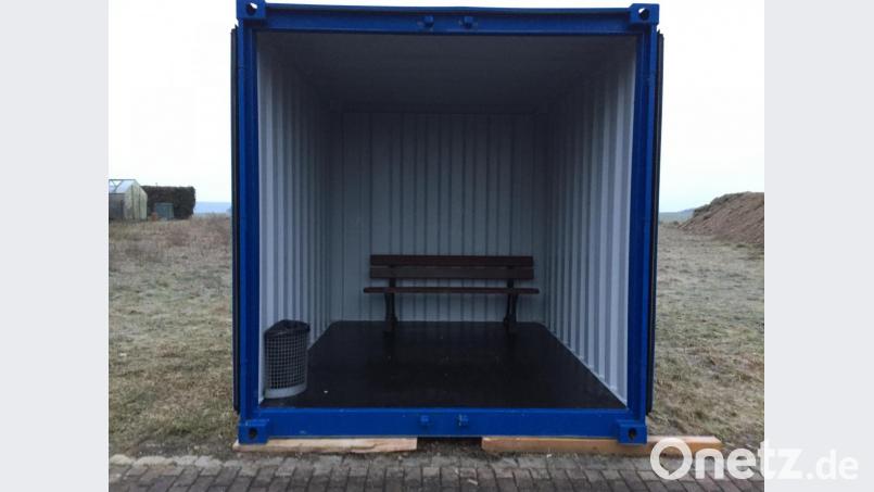 Moderne Kunst? Irgendwie schon. Der Bus-Warte-Container in Ebermannsdorf ist auf jeden Fall ein Hingucker. Bild: eik