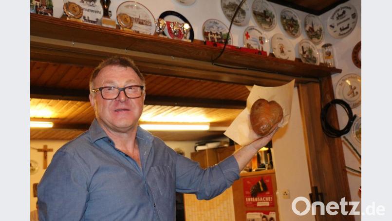Erwin Lottes präsentierte die „Bayerische Liebe“, einen Pressack in Herzform. Damit löste er ein Bietergefecht aus. Bild: rpp